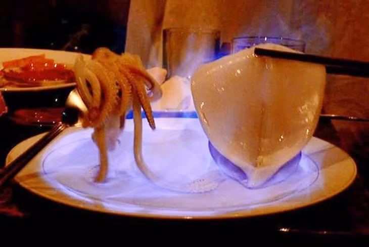 Nguy hiem rinh rap khi nuong muc bang con