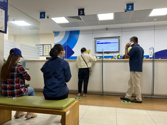 Nhieu nguoi huy the tin dung sau vu Eximbank 8,8 ty dong-Hinh-4