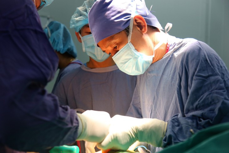 Phau thuat thay khop hang cho 2 cu ba bi gay xuong dui-Hinh-2