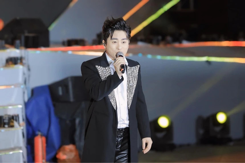 Tung Duong len tieng khi Ha Tran binh luan 