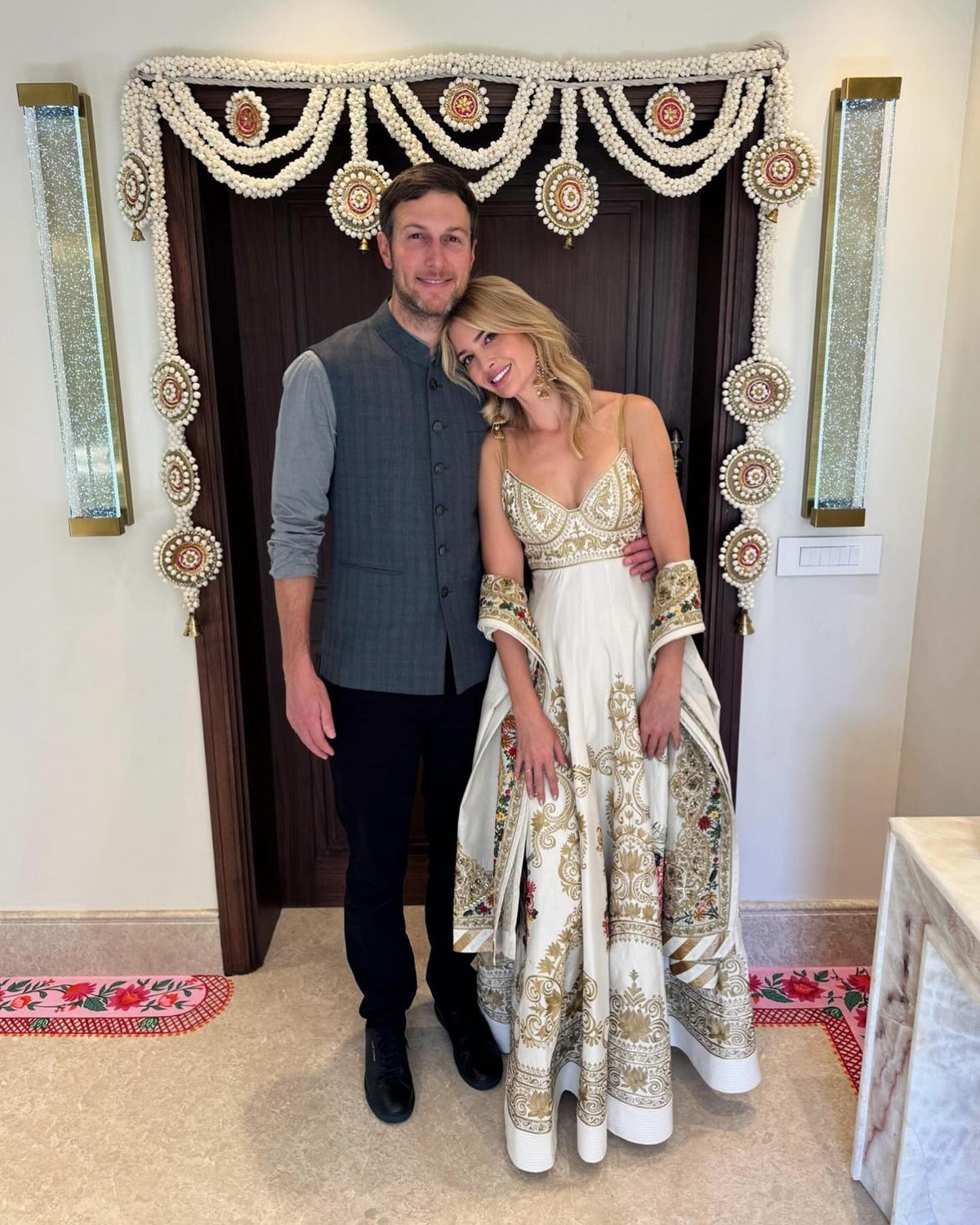 Ivanka trong thiết kế thuộc bộ sưu tập Thu - Đông 2023 của Rohit Bala. Theo The National News, đây là nhà mốt thân thiết, đồng hành cùng người phụ nữ quyền lực của nước Mỹ trong các sự kiện quan trọng. Khi đến Ấn Độ năm 2020, Ivanka cũng ưu tiên trang phục của Rohit Bala.