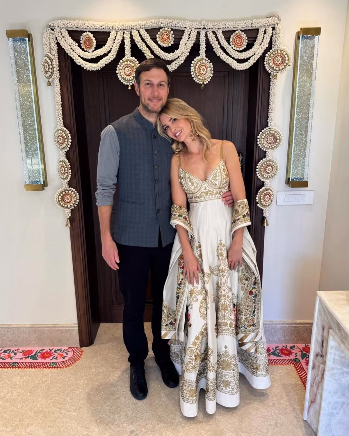 Ivanka trong thiết kế thuộc bộ sưu tập Thu - Đông 2023 của Rohit Bala. Theo The National News, đây là nhà mốt thân thiết, đồng hành cùng người phụ nữ quyền lực của nước Mỹ trong các sự kiện quan trọng. Khi đến Ấn Độ năm 2020, Ivanka cũng ưu tiên trang phục của Rohit Bala.