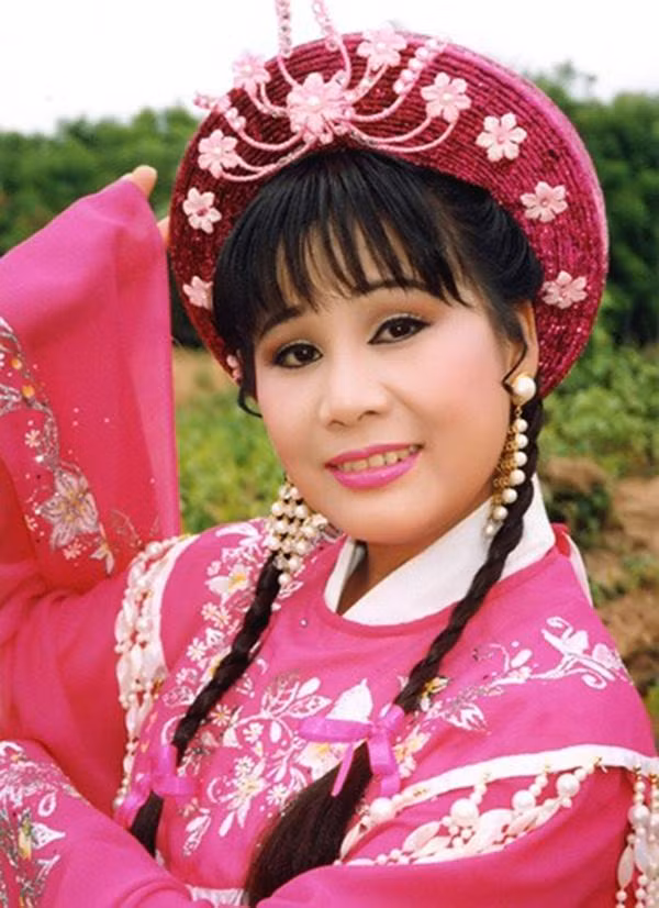 Tài Linh nổi lên như một hiện tượng trong thập niên 1990. Bà có nhiều vở diễn kết hợp cùng cố NSƯT Vũ Linh tạo được ấn tượng với công chúng.