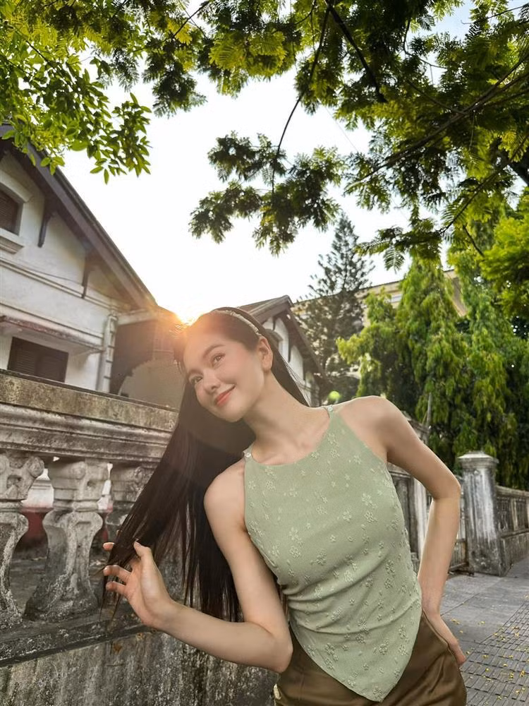 Yên Đan có thành tích học tập ấn tượng. Nữ TikToker sở hữu 2 tấm bằng cử nhân ở ngành Quan hệ Quốc tế, trường ĐH KHXH&amp;NV - ĐHQG TP.HCM và ngành Nghệ thuật biểu diễn Múa dân gian dân tộc của trường Trung cấp Múa TP.HCM.