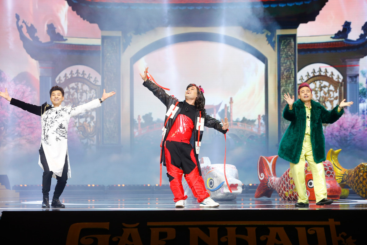 Thông qua những hình ảnh đơn vị sản xuất cung cấp, các nghệ sĩ mới sẽ góp mặt trong chương trình có thể kể đến như Quốc Quân, Tú Oanh, Tiến Minh, Việt Bắc… Dàn diễn viên quen thuộc của Táo Quân như NSƯT Chí Trung, NSND Tự Long, NSƯT Quang Thắng, NSND Xuân Bắc, NSND Công Lý đều không tham gia.