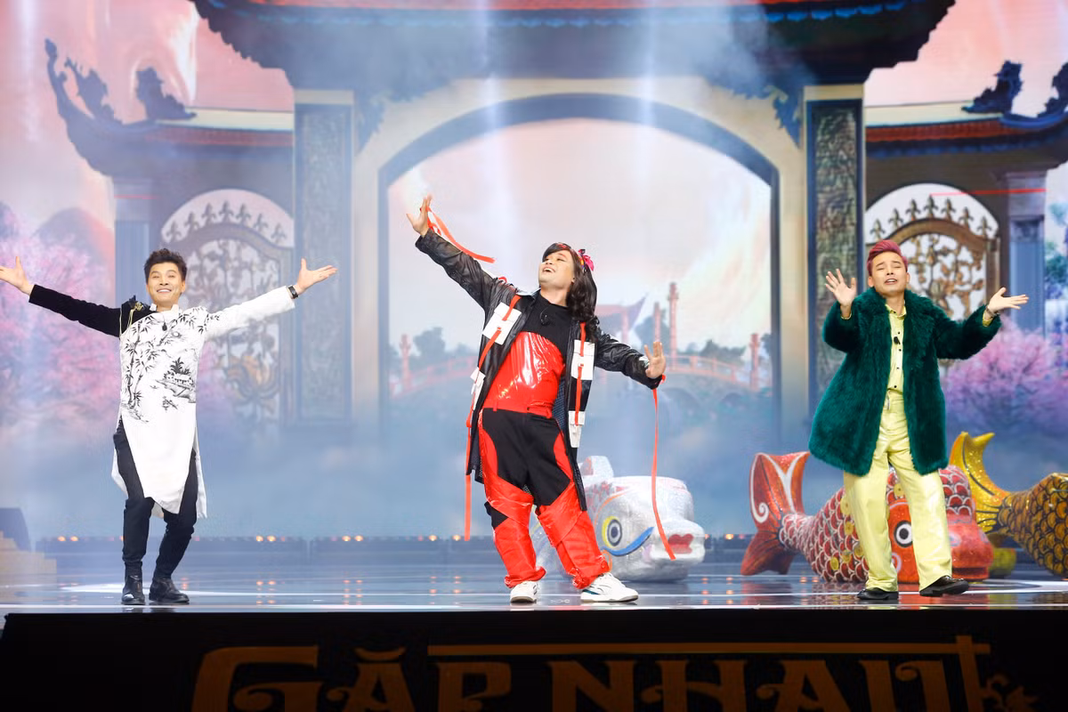 Thông qua những hình ảnh đơn vị sản xuất cung cấp, các nghệ sĩ mới sẽ góp mặt trong chương trình có thể kể đến như Quốc Quân, Tú Oanh, Tiến Minh, Việt Bắc… Dàn diễn viên quen thuộc của Táo Quân như NSƯT Chí Trung, NSND Tự Long, NSƯT Quang Thắng, NSND Xuân Bắc, NSND Công Lý đều không tham gia.