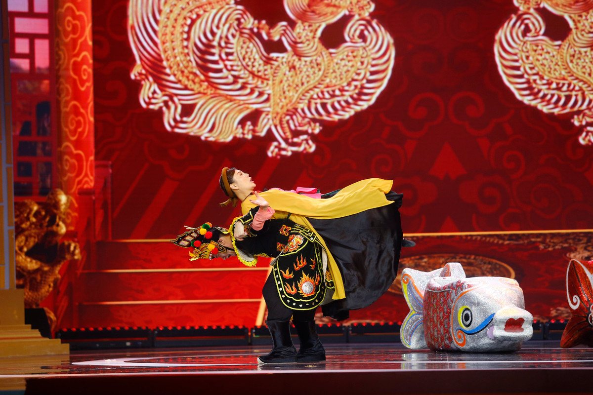 "Không đi theo mô-típ quen thuộc hơn 20 năm qua, Táo Quân 2024 có thể sẽ khiến khán giả cảm thấy hơi khó thích ứng ở những phút ban đầu. Tuy nhiên chính tính bất ngờ, khó đoán của những tình huống kịch sẽ mang lại sự hấp dẫn của chương trình. Bên cạnh đó, Táo Quân vẫn giữ nét đặc trưng là tiếng cười châm biếm, đả kích", phía đơn vị sản xuất thông tin thêm.