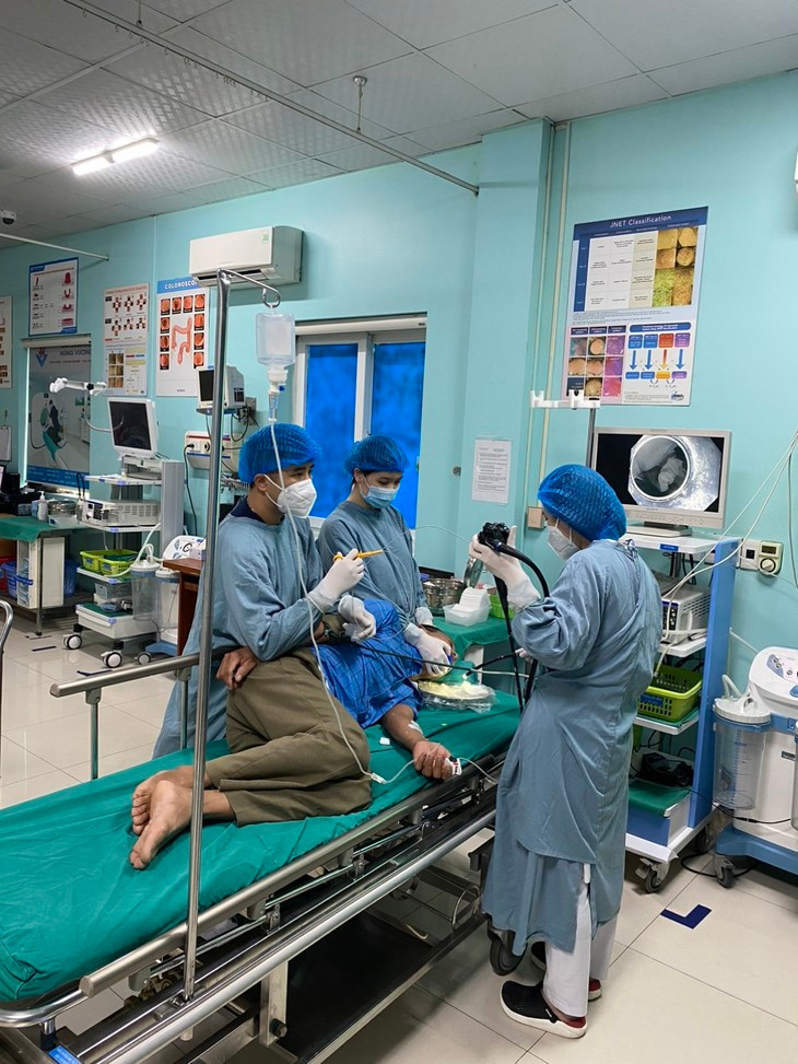 Gắp xương gà 2,5 cm cắm sâu vào thực quản nam bệnh nhân Gap xuong ga 2,5 cm cam sau vao thuc quan nam benh nhan