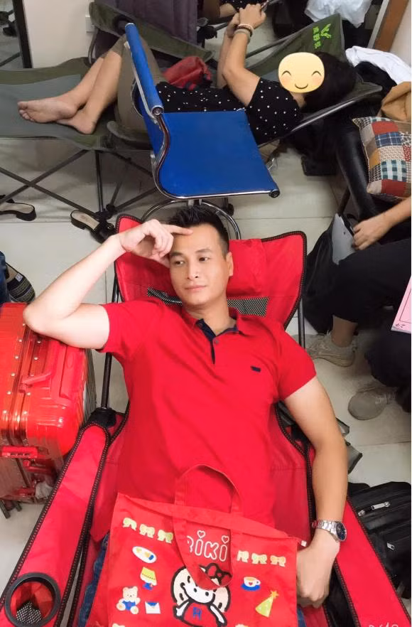 br/> Khác với nhân vật trong phim, Anh Đức cho biết: "Ở ngoài đời, tính cách của tôi không giống với mấy nhân vật tôi thường đóng trong phim tí nào cả. Tôi là một người khá trầm tính và ít nói. Người mới tiếp xúc thường nhận xét tôi là người hơi lạnh lùng, nếu không biết có khi còn hiểu lầm là tôi khó gần ấy chứ. Một điều nữa mọi người thường nhầm lẫn về tôi đó là tôi sống rất giản dị".