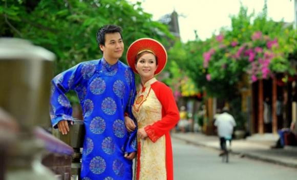 Nam diễn viên tiết lộ bà xã là người hiền lành, yêu chồng yêu con, luôn ủng hộ động viên tôi trên con đường nghệ thuật này: "Tất cả những bộ phim tôi đóng, vợ đều xem và cổ vũ. Do tính chất công việc nên tôi thường xuyên phải xa nhà nhiều ngày, những lúc đó một mình vợ tôi vừa đi làm vừa chăm con và làm những công việc nhà khác thay chồng mà không hề ca thán. Tôi thấy mình là người may mắn khi lấy được người vợ như vậy".