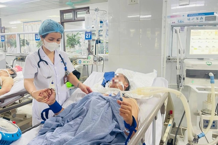 Bi ran cap nia can khi dang ngu, 2 nguoi suyt mat mang