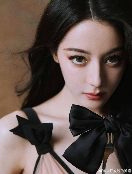 br/> Trong lúc sự kiện đang diễn ra, từ khóa "Địch Lệ Nhiệt Ba diện váy voan" hút hơn 40 triệu lượt đọc trên mạng xã hội weibo với hơn 6000 lượt bình luận cho thấy độ nổi tiếng của mỹ nhân sinh năm 1992. Từ cuối năm 2023, Địch Lệ Nhiệt Ba đã được Dior tuyên làm Đại sứ toàn cầu của thương hiệu.