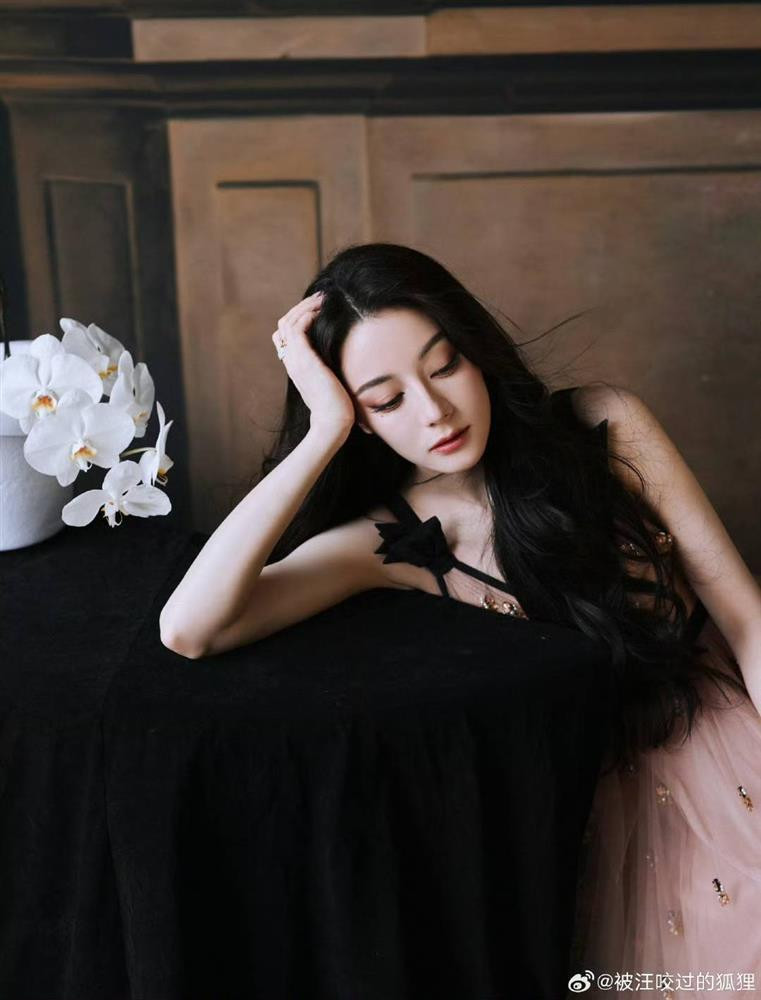 Hiện nay, nữ diễn viên Tam sinh tam thế là người đẹp có tài nguyên thời trang xếp top 1 ở làng giải trí Hoa ngữ. Bất chấp sự nghiệp phim ảnh có phần khá ảm đạm vì diễn xuất mờ nhạt, Địch Lệ Nhiệt Ba vẫn là "con cưng" của giới thời trang.