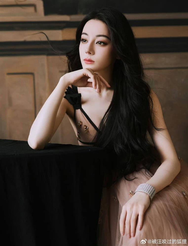 Địch Lệ Nhiệt Ba (SN 1992) là một trong những nữ diễn viên 9X nổi tiếng bậc nhất tại Trung Quốc cùng với Triệu Lệ Dĩnh, Trịnh Sảng, Dương Mịch. Người đẹp Tân Cương ghi ấn tượng đặc biệt sau khi tham gia các bộ phim nổi tiếng như Cổ kiếm kỳ đàm, Tam sinh tam thế: Thập lý đào hoa...