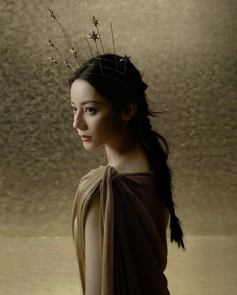 Góp mặt trong gần 30 dự án truyền hình nhưng Địch Lệ Nhiệt Ba vẫn bị xếp vào nhóm "bình hoa di động" trên màn ảnh. Uông Hải Lâm (biên kịch gia nổi tiếng và Phó chủ tịch Hiệp hội Văn học Điện ảnh Trung Quốc) từng thẳng thắng chê bai diễn xuất của Địch Lệ Nhiệt Ba, nhận xét cô chỉ phù hợp là một ngôi sao giải trí. Một số ý kiến cho rằng, "mỹ nhân Tân Cương" dường như đang nhận sự ưu ái lớn từ công chúng dù tài năng chưa thực sự nổi bật. Trang Sina nhận định, sự nghiệp của Địch Lệ Nhiệt Ba đang có dấu hiệu chững lại trong vòng 2 năm trở lại đây.