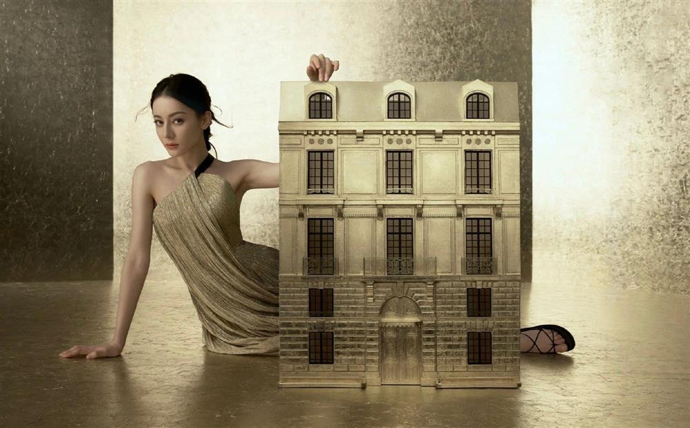 Cô luôn có tên trong danh sách những mỹ nhân hàng đầu của làng giải trí Hoa ngữ và là thần tượng được cộng đồng mạng quan tâm nhất hiện nay tại Trung Quốc. Tuy nhiên, trái với danh tiếng, sự mến mộ của khán giả hay nhan sắc ngày một thăng hạng, sự nghiệp diễn xuất của Địch Lệ Nhiệt Ba lại luôn gây tranh cãi.