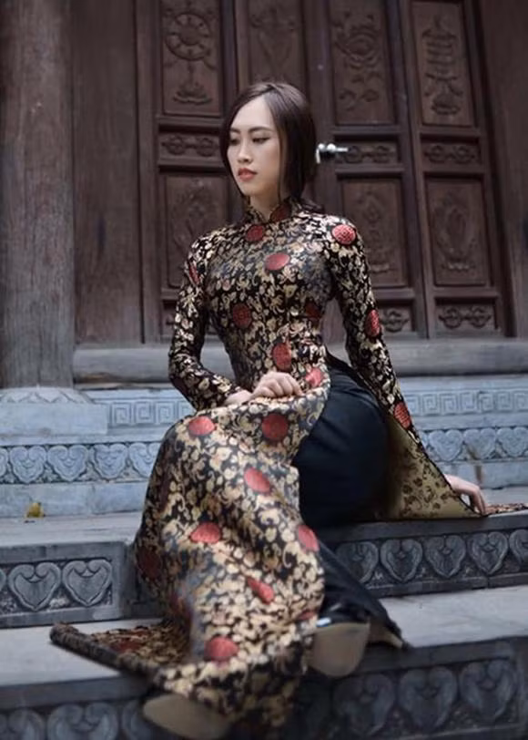 Bà xã kém NSND Trung Hiếu 19 tuổi, từng tham gia một cuộc thi nhan sắc.