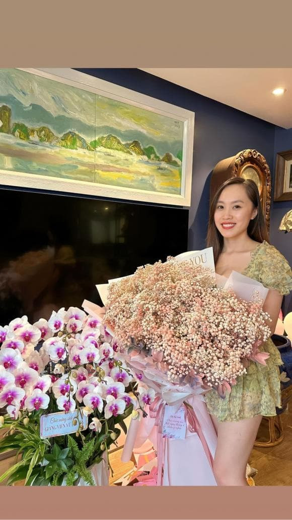 Gần đây, trong một số hình ảnh được rò rỉ trên mạng xã hội, sắc vóc của bà xã Giám đốc Nhà hát kịch lập tức gây xuýt xoa. Thu Hà được nhận xét ngày càng nhuận sắc, xinh tươi và rạng rỡ hơn thời điểm mới về chung nhà với NSND Trung Hiếu. Nhiều người cũng đùa vui rằng cô và nam nghệ sĩ nổi tiếng ngày càng có tướng phu thê.