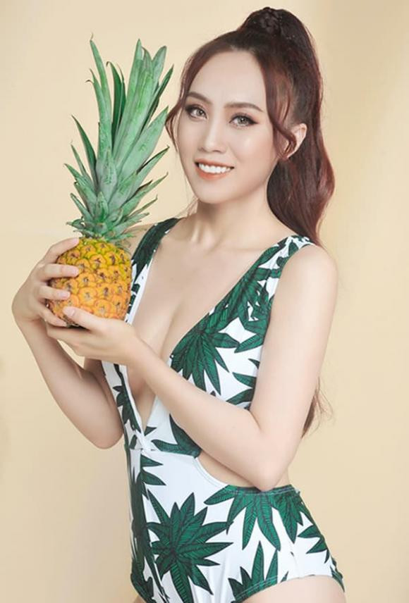 Sắc vóc bà xã kém 19 tuổi của NSND Trung Hiếu được nhận xét ngày càng xinh đẹp và rạng rỡ.