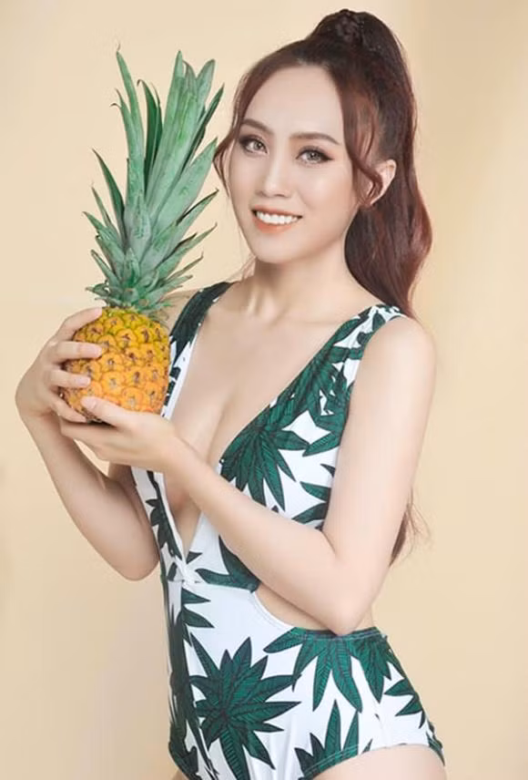 Sắc vóc bà xã kém 19 tuổi của NSND Trung Hiếu được nhận xét ngày càng xinh đẹp và rạng rỡ.