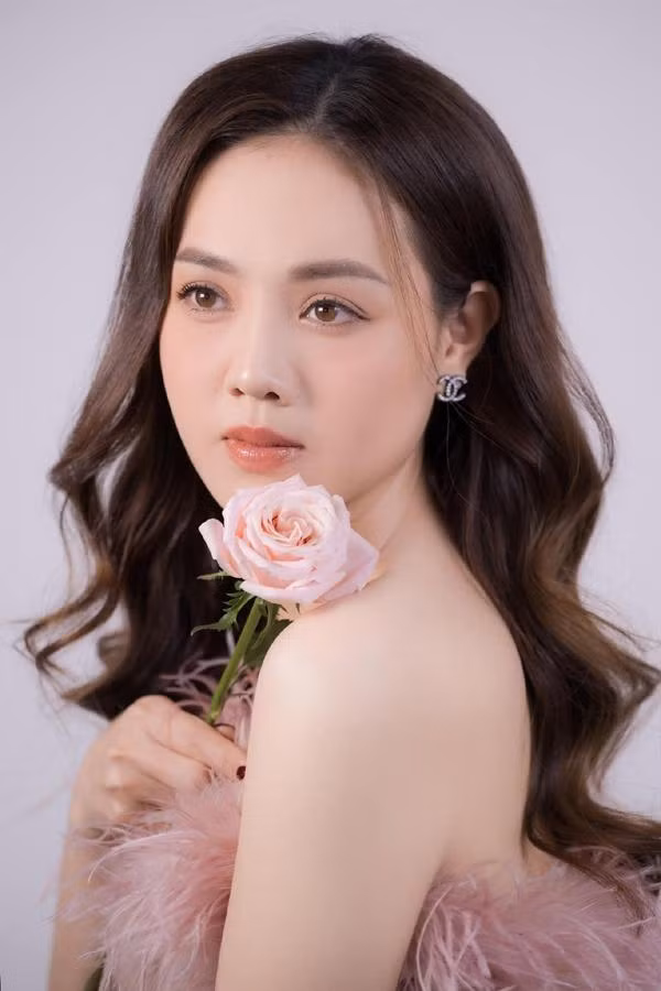 Ngọc Hà Lê trước khi là vợ NSND Công Lý được biết đến là người đẹp bước ra từ cuộc thi Hoa hậu Du lịch Việt Nam 2008.