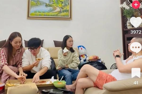 ới đây, con gái NSND Công Lý còn lên tiếng biết ơn Ngọc Hà Lê trong một bài phỏng vấn. "Đôi khi tôi nể phục cô Hà và thấy may khi có cô ấy bên cạnh bố. Tôi cảm ơn vì cô ấy đã chăm sóc bố tôi tới hiện tại. Tôi nghĩ, ở với một người ốm mà cọc cằn như bố, cô ấy hẳn có nhiều áp lực. Đó là những áp lực từ bên ngoài và từ chính bố tôi bởi có thời điểm bố buông xuôi, chán nản mọi thứ. May mắn là cô ấy vẫn kiên trì ở đó, cố gắng từng ngày để chăm sóc, bên cạnh bố. Tôi rất biết ơn cô ấy", con gái NSND Công Lý chia sẻ với VTCnews.