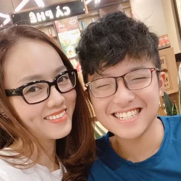 Ngoài ứng xử tốt với chồng, cô còn rất tốt với con riêng của chồng. Ở đời thực, mối quan hệ mẹ kế - con chồng của gia đình NSND Công Lý luôn được công chúng ngưỡng mộ.