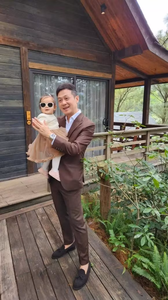 Nam MC Viet tung dan cuoc thi hoa hau roi cuoi luon thi sinh-Hinh-7