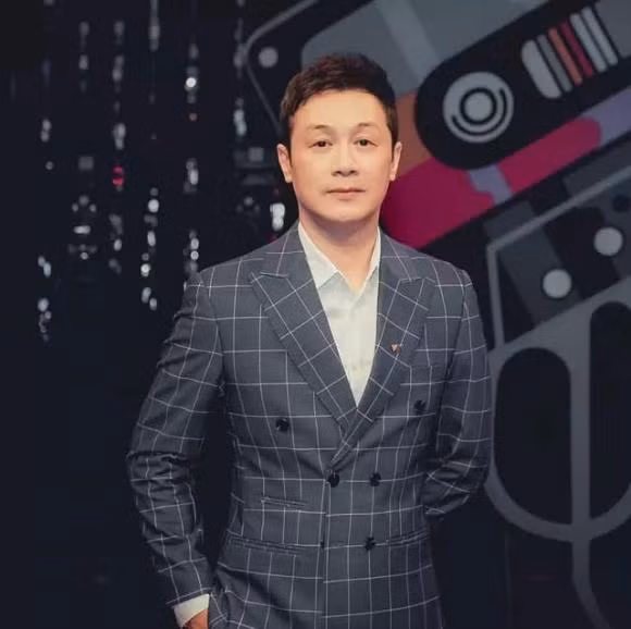 Nam MC Viet tung dan cuoc thi hoa hau roi cuoi luon thi sinh