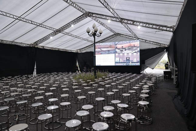 Hinh anh ong Trinh Van Quyet cung cac bi cao tai toa-Hinh-6