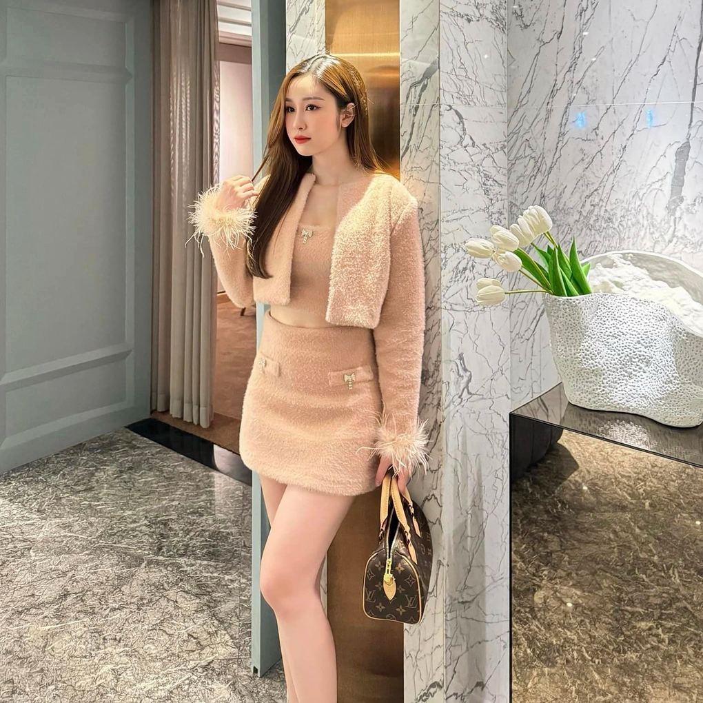 ừ lâu, Hàn Trang đã lựa chọn theo đuổi phong cách thời trang sang chảnh, nữ tính. Xuất hiện với bộ cánh được thiết kế lạ mắt, màu sắc nổi bật, người đẹp tuổi Rồng không quên nhấn nhá bằng mẫu túi xách đắt đỏ đến từ thương hiệu Louis Vuitton (Ảnh: FBNV).