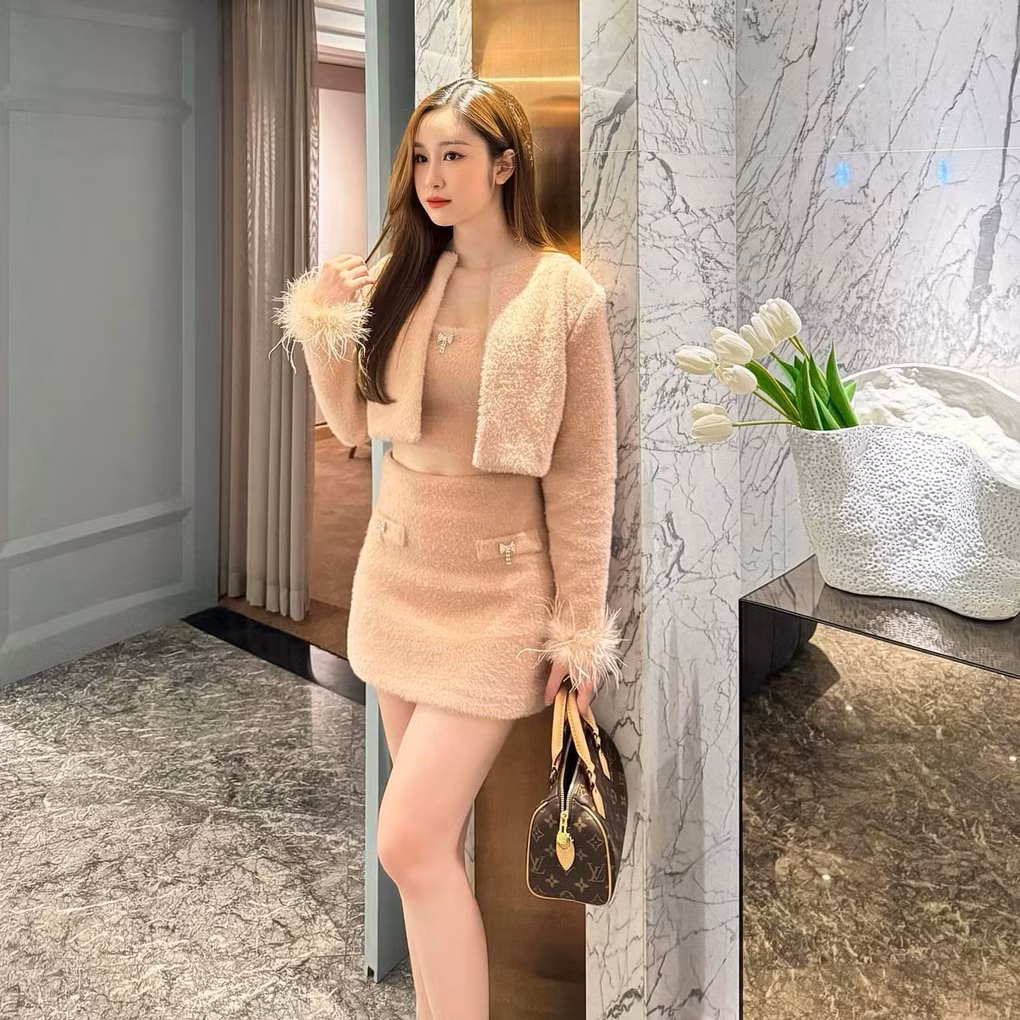 Từ lâu, Hàn Trang đã lựa chọn theo đuổi phong cách thời trang sang chảnh, nữ tính. Xuất hiện với bộ cánh được thiết kế lạ mắt, màu sắc nổi bật, người đẹp tuổi Rồng không quên nhấn nhá bằng mẫu túi xách đắt đỏ đến từ thương hiệu Louis Vuitton (Ảnh: FBNV).