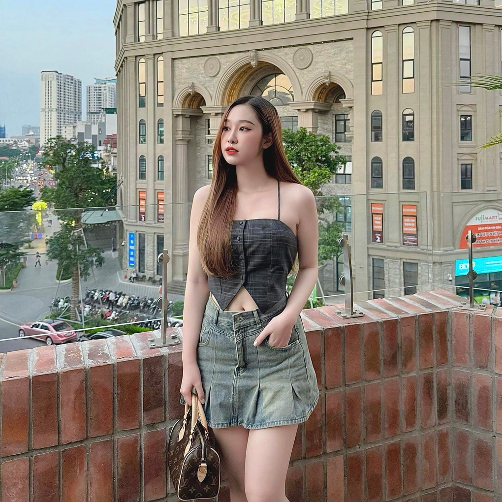 ôi khi để làm mới bản thân trong mắt khán giả, Hàn Trang không ngại thử sức với những trào lưu thời trang mới thịnh hành. Diện trang phục mang đậm phong cách Y2K (thời trang thập niên 2000), nữ diễn viên VTV trở nên trẻ trung, năng động đúng với lứa tuổi (Ảnh: FBNV).