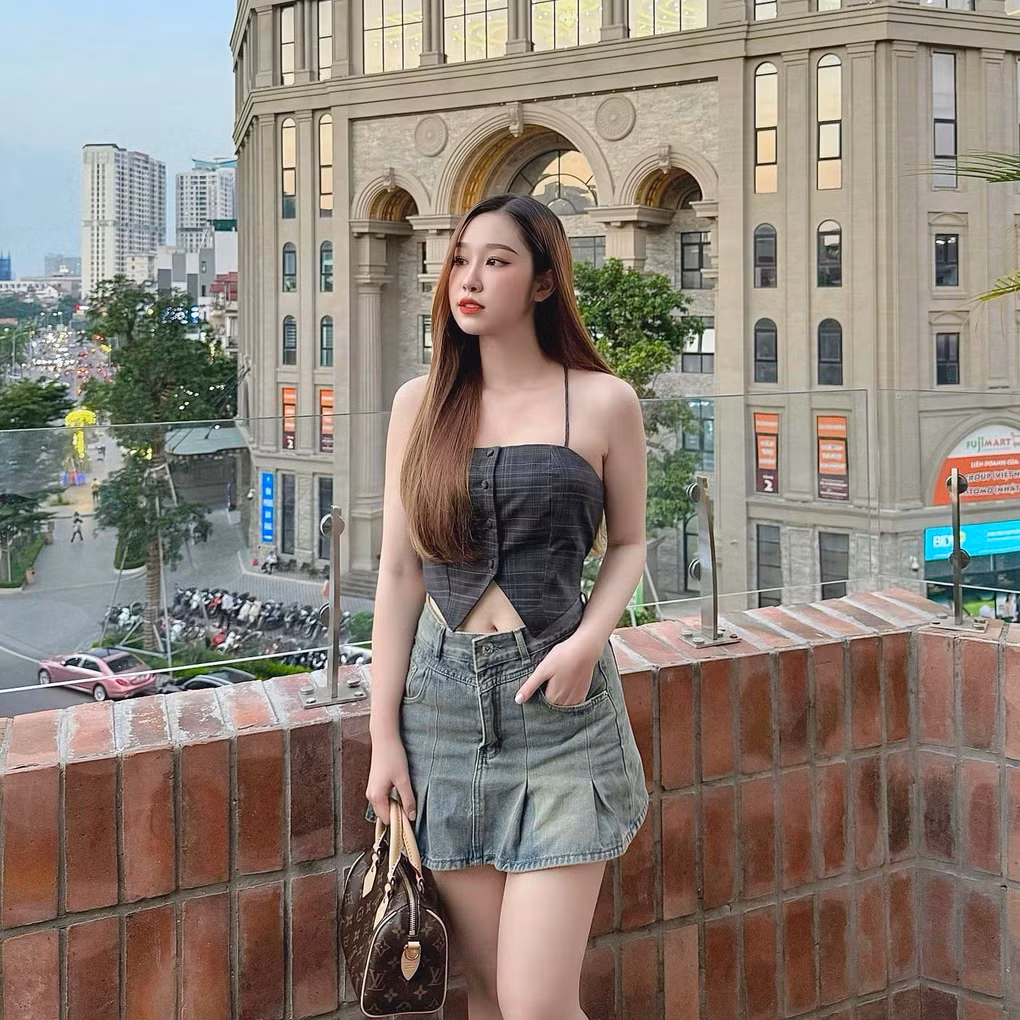 Đôi khi để làm mới bản thân trong mắt khán giả, Hàn Trang không ngại thử sức với những trào lưu thời trang mới thịnh hành. Diện trang phục mang đậm phong cách Y2K (thời trang thập niên 2000), nữ diễn viên VTV trở nên trẻ trung, năng động đúng với lứa tuổi (Ảnh: FBNV).