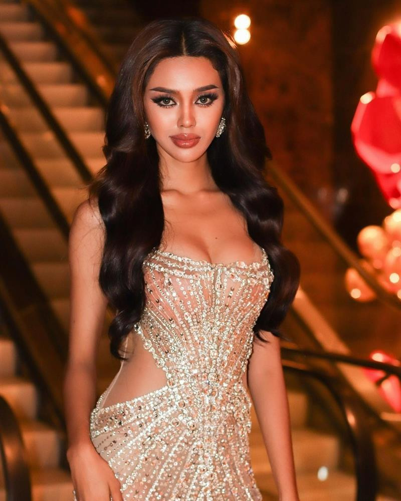 rong khoảng thời gian tham dự Hoa hậu Hòa bình Campuchia 2023, Leakena In có nhiều hành động được fan Việt yêu quý. Cô đăng tải clip hát theo ca khúc Em là con gái miền Tây khiến khán giả Việt Nam thích thú. Trong clip, Leakena In đội nón lá, khoe biểu cảm dễ thương khi hát theo ca khúc đặc trưng của miền Tây sông nước.