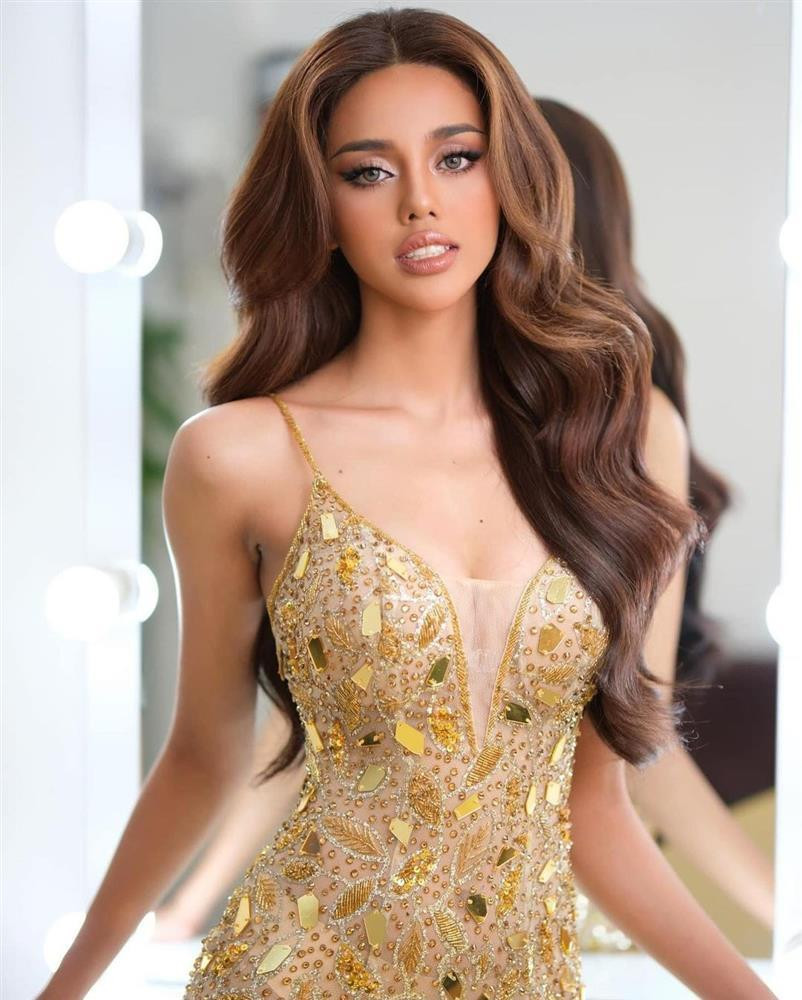 ##ss###style="text-decoration: underline;">Leakena In năm nay 22 tuổi, là người đẹp có kinh nghiệm thi nhan sắc ấn tượng. Cô từng đại diện Campuchia tham dự Hoa hậu Siêu quốc gia 2022 tại Ba Lan. Tuy nhiên, do gặp trục trặc về visa nên người đẹp đến muộn, không kịp tham gia hầu hết phần thi phụ.