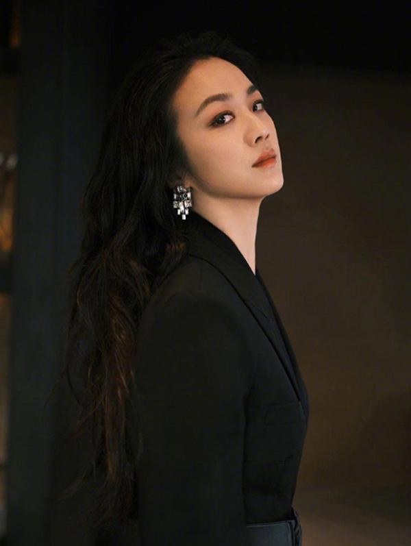 í quyết để có làn da căng bóng của người đẹp là kiên trì massage hàng ngày từ mặt tới cổ. Massage giúp kích thích và thư giãn da mặt, tăng lưu lượng máu đến da, đẩy nhanh quá trình phục hồi và tái tạo, trẻ hóa da, giúp da căng bóng, mịn màng.