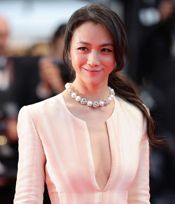 hiều khán giả tin rằng chính vẻ ngoài yêu kiều, trẻ đẹp của Thang Duy là một trong những bí quyết để cô được chồng yêu chiều. Được biết, ở tuổi 45, nữ minh tinh vẫn giữ được nhan sắc xinh đẹp, quyến rũ cùng vóc dáng thon gọn. Ngoài vóc dáng, khán giả còn quan tâm đến bí quyết chăm sóc da của cô.