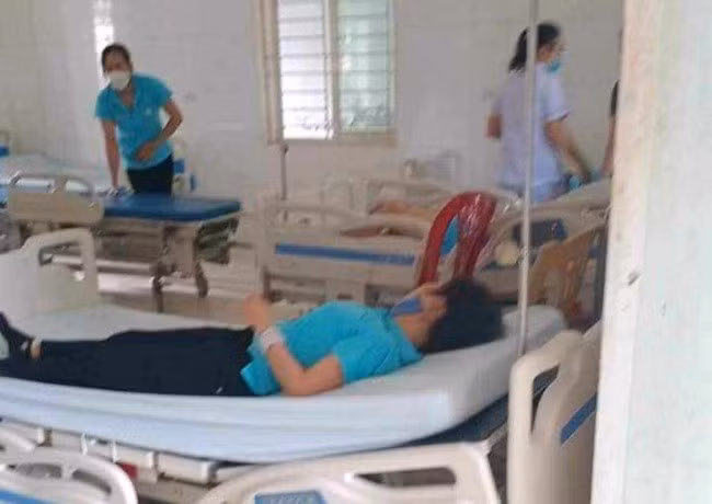 Hang chuc cong nhan o Nghe An nhap vien sau bua com trua