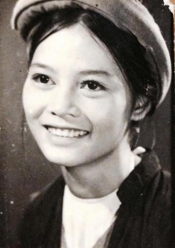  NSND Minh Châu sinh năm 1956 tại Thái Nguyên, từ lâu bà đã được các thế hệ khản giả đặt cho biệt danh là "người đàn bà đẹp của điện ảnh". Nữ nghệ sĩ sở hữu đôi mắt to tròn, đường nét thanh tú, nụ cười tỏa nắng, sáng sân khấu và rất có duyên. NSND Minh Châu ghi dấu qua hàng loạt tác phẩm điện ảnh như "Bến không chồng", "Cô gái trên sông" - phim giúp nữ nghệ sĩ đoạt giải Bông sen vàng cho nữ diễn viên chính tại Liên hoan phim Việt Nam 1988, "Người đàn bà nghịch cát", "Bí thư tỉnh ủy",...