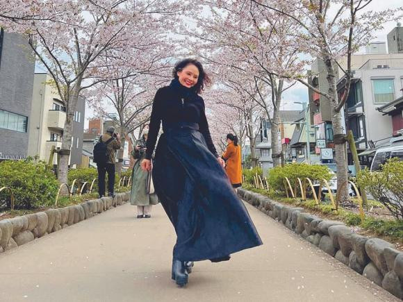 "Tôi cho rằng, người khỏe, tâm khỏe thì mới nghĩ được nhiều thứ và lan tỏa niềm vui tới người xung quanh được. Hàng ngày tôi vẫn đi tập thể dục, ăn uống lành mạnh… Tôi luôn muốn làm những gì mình thích mà không phải phụ thuộc vào ai", NSND Minh Châu nói về cuộc sống hiện tại, ở tuổi 68.