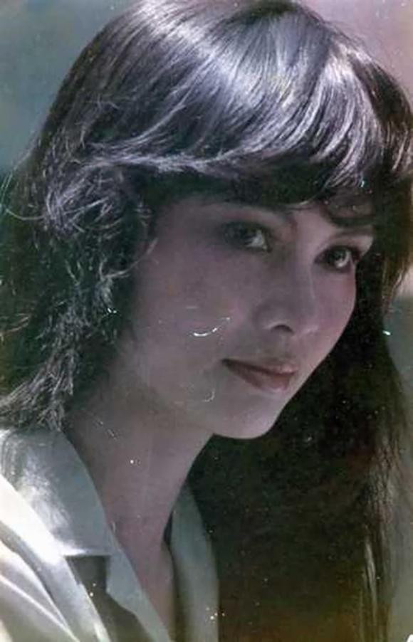 Dù rất thành công trên phim ảnh nhưng "người đàn bà khóc" của điện ảnh Việt lại có cuộc sống riêng tư lận đận. Thời trẻ, bà kết hôn cùng một kiên trúc sư, cũng là phó đạo diễn của "Cô gái trên sông", nhưng đang thời đỉnh cao, thường xuyên vắng nhà quay phim khiến cuộc sống hôn nhân trắc trở. Sau một thời gian sống chung, bà và chồng chia tay, nữ nghệ sĩ làm mẹ đơn thân.