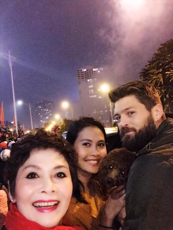 Những năm qua, NSND Minh Châu ít đóng phim, bà gần như vắng bóng trên màn ảnh. Nữ nghệ sĩ từng tiết lộ là chưa thực sự cảm thấy hứng thú trở lại với phim ảnh. Dù đã bước sang tuổi gần 70 nhưng bà vẫn rất xinh đẹp, tươi trẻ và tràn đầy năng lượng sống.