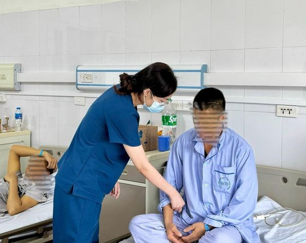 Nguoi dan ong bi ngo doc gan vi uong thuoc nam tri soi than-Hinh-2