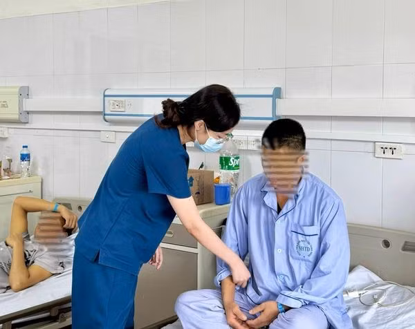 Nguoi dan ong bi ngo doc gan vi uong thuoc nam tri soi than-Hinh-2