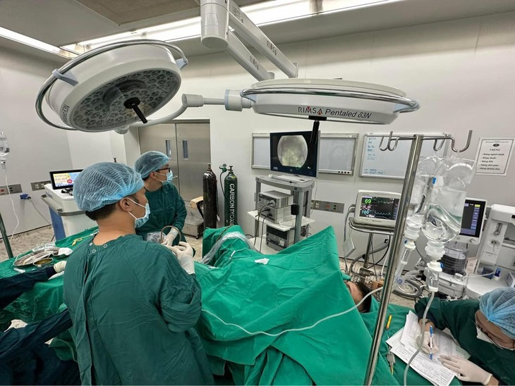 Nguoi dan ong bi ngo doc gan vi uong thuoc nam tri soi than