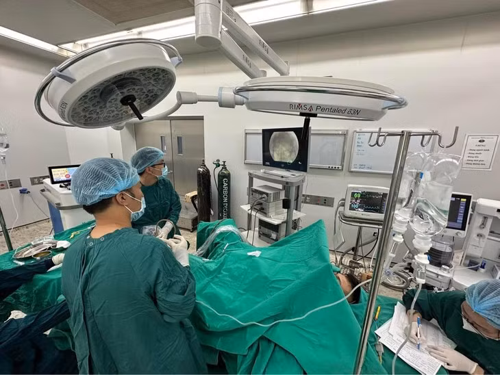 Nguoi dan ong bi ngo doc gan vi uong thuoc nam tri soi than