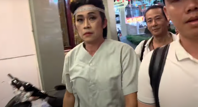 Hoai Linh tu choi khi bi YouTuber quay thang mat