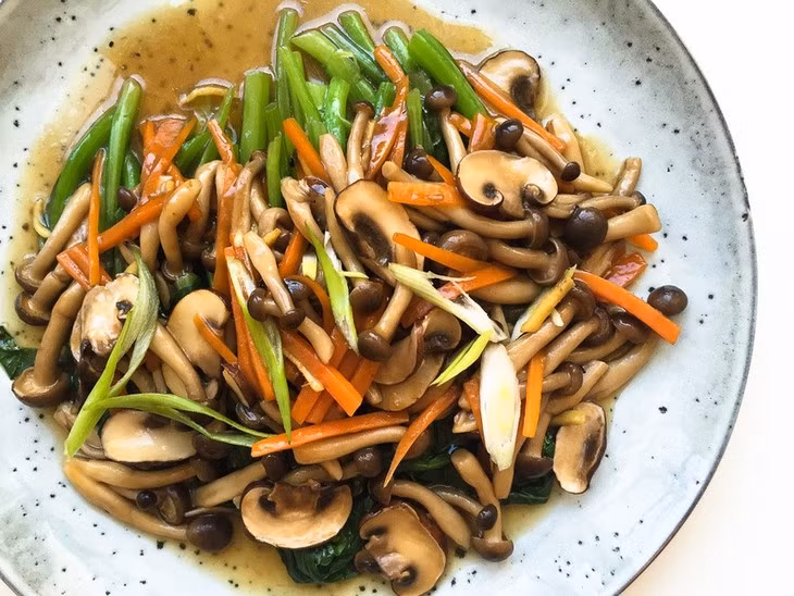 5 mon an co the bien thanh “chat doc” khi ham nong lai-Hinh-5