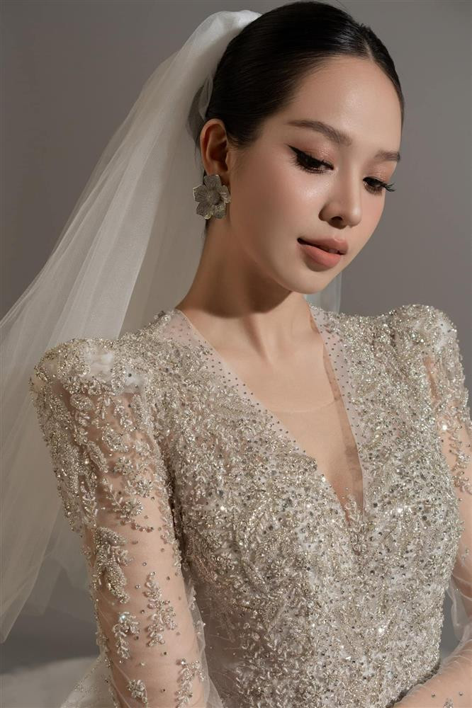 ##ss###style="text-decoration: underline;">Huỳnh Thị Thanh Thủy sinh năm 2002, cao 1,76 m, sinh ra và lớn lên tại Đà Nẵng. Thanh Thủy từng đạt giải Hoa khôi sinh viên Đại học Ngoại ngữ (Đại học Đà Nẵng năm 2021), Á khôi 1 cuộc thi Học sinh - Sinh viên thanh lịch Đà Nẵng năm 2021, là một trong 36 sinh viên có cơ hội được trao đổi sinh viên ở Đại học Ubon Ratchathani, Thái Lan. Thanh Thủy hiện theo học 2 trường là Đại học Ngoại ngữ (Đại học Đà Nẵng) và Đại học Greenwich Việt Nam. Cô có khả năng giao tiếp cơ bản bằng tiếng Anh và tiếng Hàn.